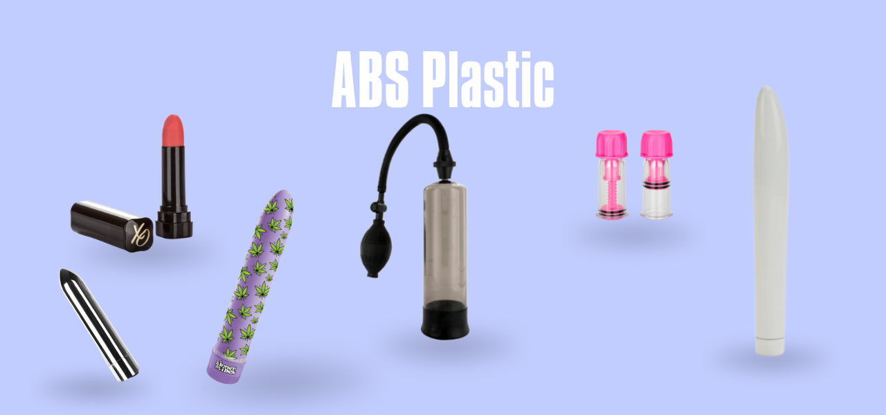 Εικόνα με sex toys από ABS plastic σε απαλό μπλε φόντο, περιλαμβάνει αντλία πέους, bullet σε σχήμα κραγιόν, ασημένιο mini bullet vibrator, μεγαλύτερο μοβ vibrator, λευκό vibrator και nipple pumps, με λευκή επιγραφή 'ABS Plastic'.